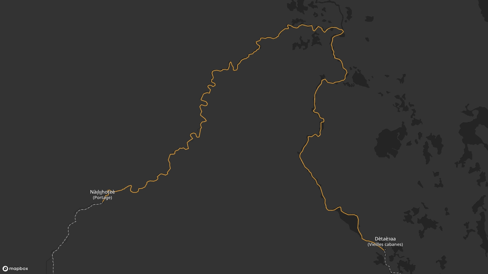 Carte montrant la piste Whatì de Dètaè?aa à Nàı̨lı̨ı̨hoteè. Le sentier suit la rivière Marian vers le nord avant de bifurquer vers la rivière Lac La Martre, puis vers le sud-ouest jusqu'à Nàı̨lı̨ı̨hoteè.